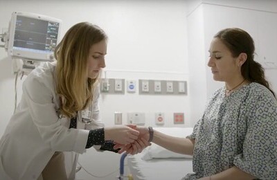 Кодирование Аквилонг в Меленках Врач держит пациентку за руку